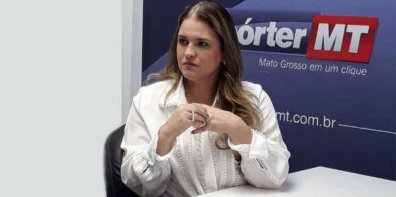 A médica em bem estar e emagrecimento, Laryssa Moraes, na bancada do RepórterMT. 