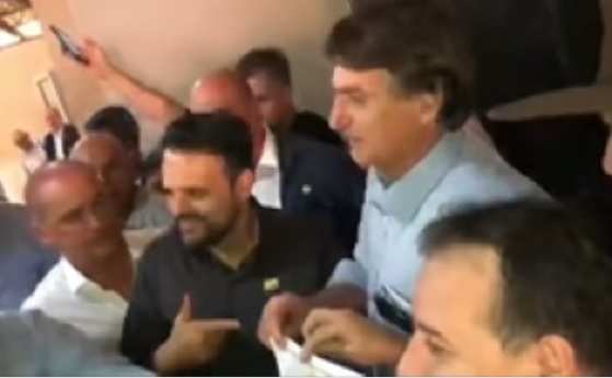 Bolsonaro ao lado de deputados estaduais após receber o título.