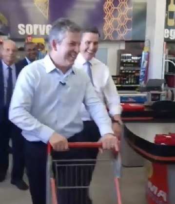 Mauro confere Nota MT em supermercado.