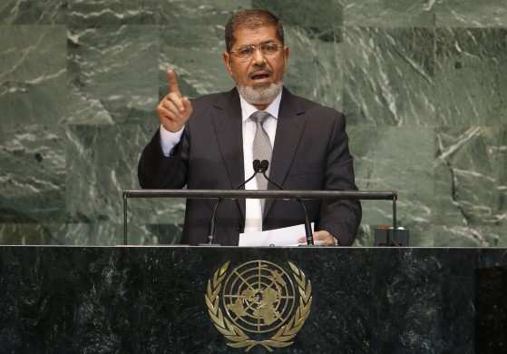 Morsi desmaiou após uma sessão de um tribunal e morreu em seguida. Anúncio foi feito nesta segunda-feira (17).