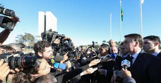 O presidente Jair Bolsonaro durante entrevista no Palácio do Planalto na manhã desta terça-feira (18)