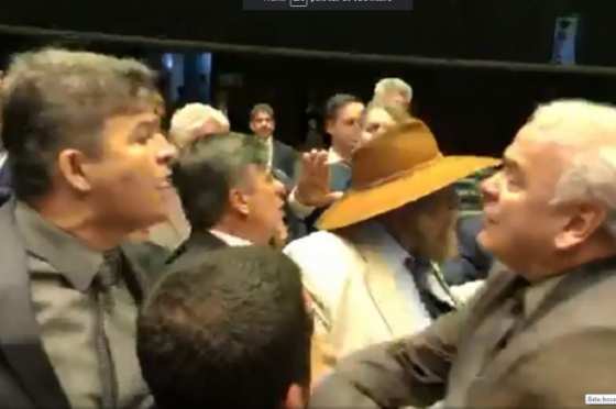 Medeiros é acusado de agredir deputado do PSB no plenário da Câmara.