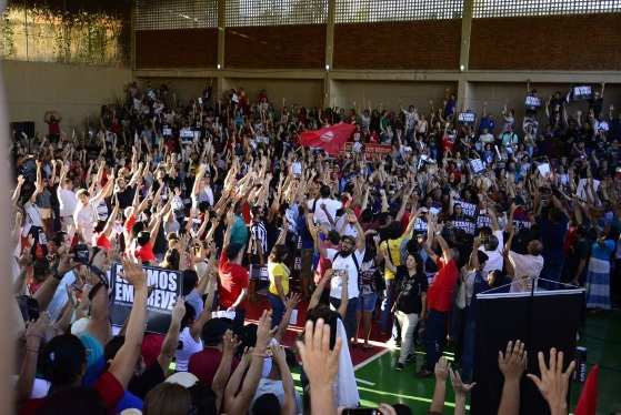 Na segunda-feira (24), os profissionais da Educação decidiram pela continuidade da greve.