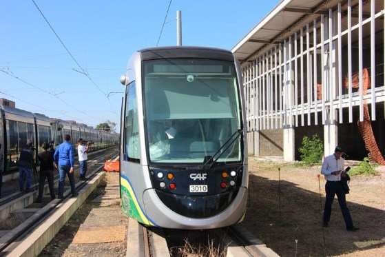 Obra do VLT está parada desde dezembro de 2014.