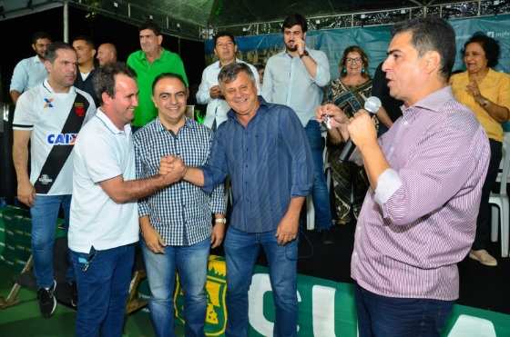 A solenidade de entrega foi marcada por muita emoção por parte dos amigos e familiares do homenageado