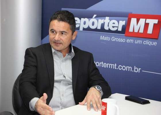 Deputado João Batista, na bancada do RepórterMT.