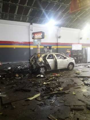 Explosão destruiu parte traseira do veículo WhatsApp.