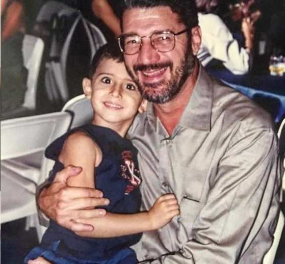 Na foto, o deputado federal faz homenagem ao 'homem das Diretas Já