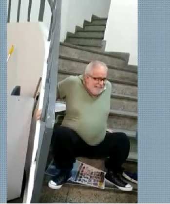 Ele esteve na mesma agência, com hora marcada, e o elevador também estava quebrado.
