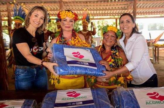 Virginia e Rosamaria distribuem cobertores em aldeias indígenas de Campo Novo dos Parecis