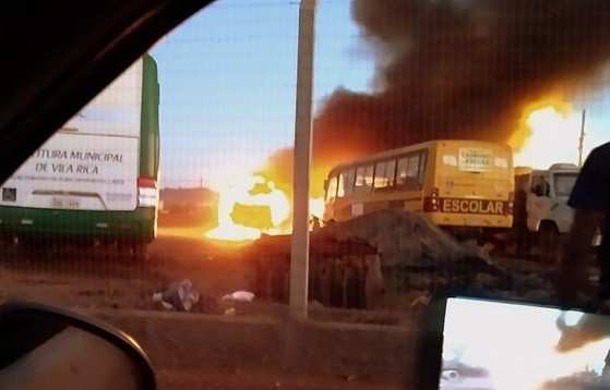 Dois ônibus escolares pegaram fogo em pátio de Secretaria de Obras em Vila Rica