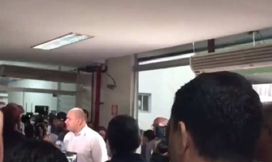 Abílio Júnior (PSC) vaiado por servidores.