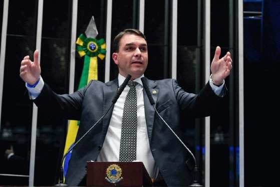 Senador Flávio Bolsonaro: no olho do furação