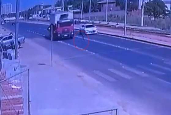 Pedestre sem noção quase é esmagado por caminhão