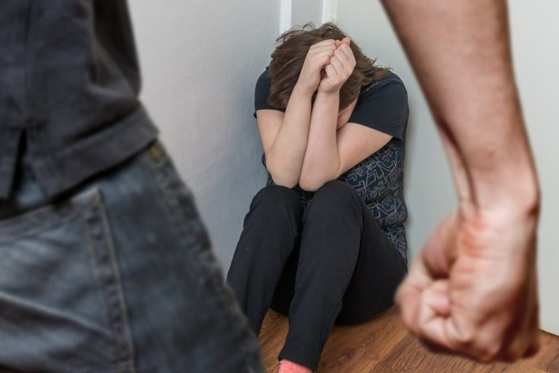 Além das agressões, a jovem relatou à polícia que o rapaz também tentou enforcá-la.