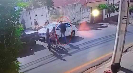 O assalto foi flagrado por câmera de segurança.