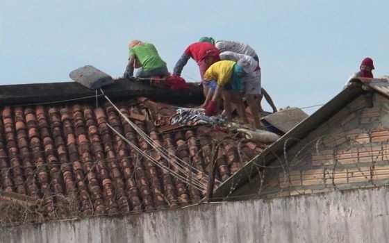 Presos caminham sobre telhado em presídio de Altamira, no Pará, durante massacre que deixou 57 mortos