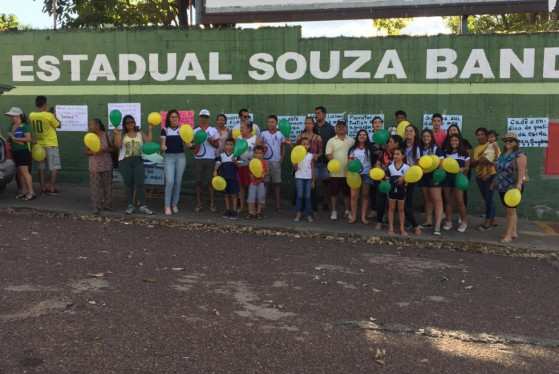 Movimento foi feito em frente a Escola Estadual Souza Bandeira, na região do Coxipó