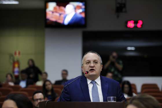 Ex-governador Pedro Taques compareceu à sessão e fez sua defesa.