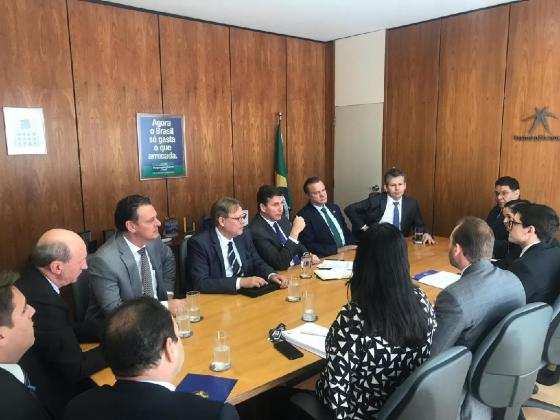 Mauro Mendes participa de reunião com secretário do Tesouro Nacional.