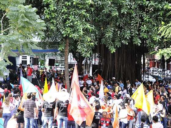 Manifestantes se concentram na Praça Alencastro, em Cuiabá.