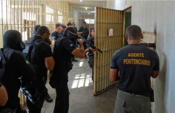 Agentes penitenciários fazem buscas por drogas e celulares no antigo Presídio Pascoal Ramos em Cuiabá.