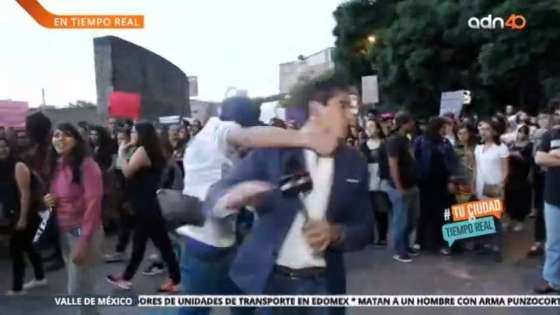 Repórter é agredido durante transmissão ao vivo no México.