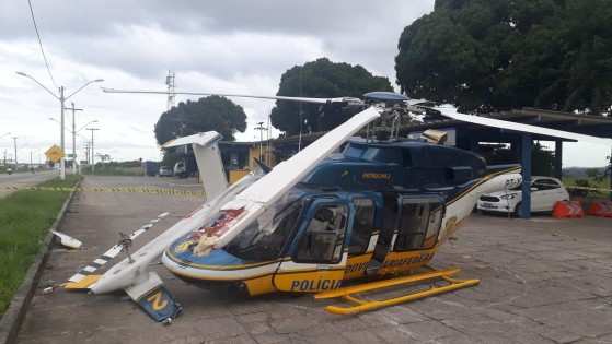 Helicóptero da PRF cai ao tentar pouso na BR-101, em Eunápolis.