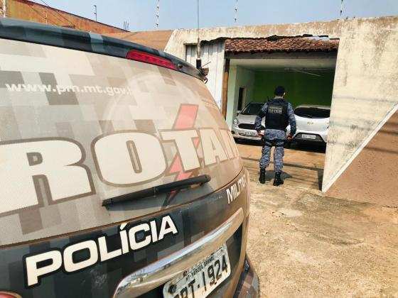 carros roubados foram encontrados na garagem de uma casa no bairro Jardim Paulista, em Cuiabá.