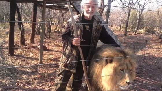 Leon van Biljon e um dos leões em sua propriedade na África do Sul