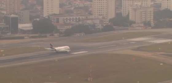 Airbus 319 da Latam, com origem de Cuiabá.