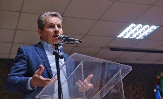 Governador Mauro Mendes durante assinatura do