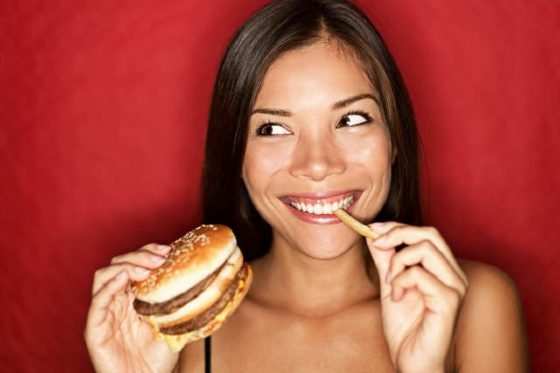 Mulheres aceitam encontros apenas para comer de graça