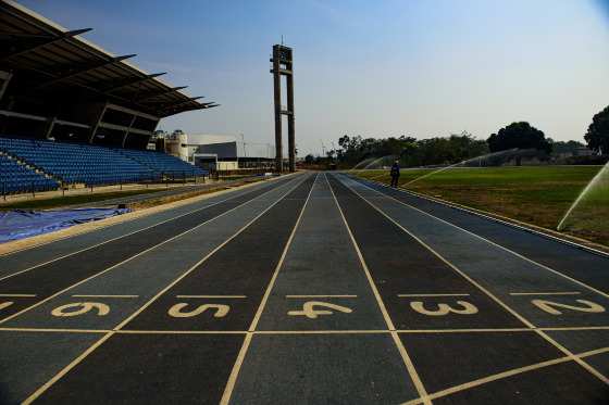 O espaço abriga um campo de futebol e uma pista de atletismo nos parâmetros interacional.