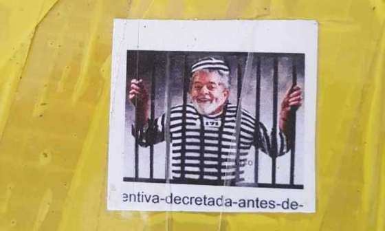 Foto impressa com montagem de Lula preso estava em 67 tabletes de maconha apreendidos