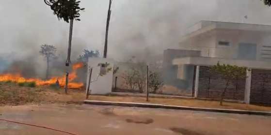O fogo se alastrou rapidamente se aproximando das residências.