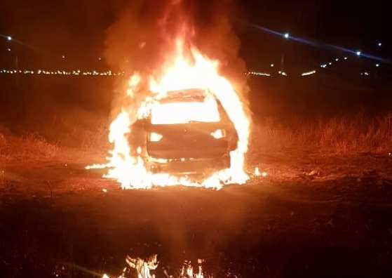 Cinco bandidos atearam fogo em BMW na madrugada desta quarta-feira (11).