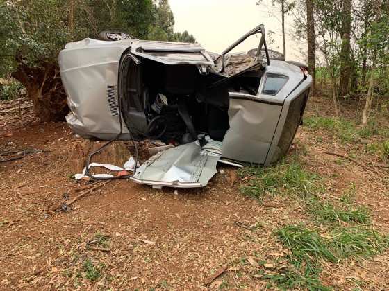 Teto do Uno foi arrancado. Motorista morreu, esposa e filhos ficaram feridos.