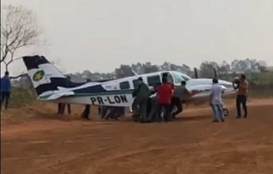 Um dos pneus da aeronave em que eram transportados deputados e assessores, estourou durante pouso.