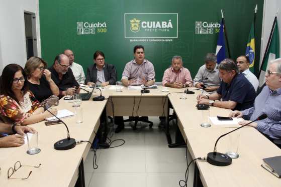 Prefeito se reuniu com o secretariado para comunicar decreto de emergência.