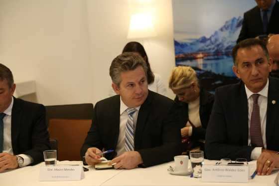 O governador Mauro Mendes durante reunião com os embaixadores da Noruega, Alemanha e Reino Unido.