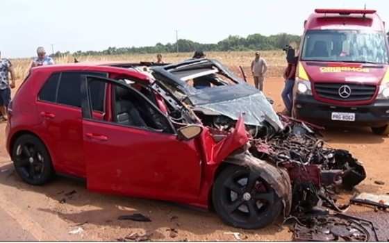 Carro fica destruído após bater na traseira de caminhão, em Jataí.