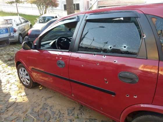De acordo com a Polícia Civil, cerca de 50 tiros foram disparados contra o carro da família