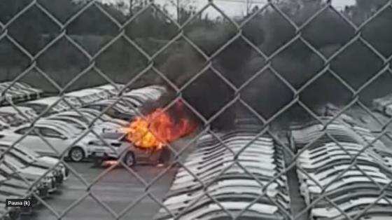 Em vídeo que circula na internet, é possível ver o carro sendo manobrado quando entra em chamas, próximo a outros veículos.