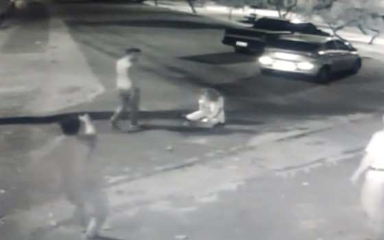 Policial fora de serviço presenciou as agressões e precisou sacar arma para que o suspeito parasse, em Goiânia 