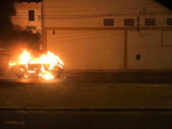Carro em chamas na Beira Rio.