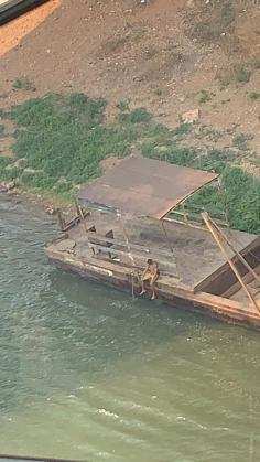 Dentro do Rio Cuiabá, a única opção do homem era ter forças para nadar até a margem do rio e se salvar.