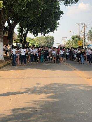 Os gritos de ordem direta são pelos direitos dos homens que estão detidos.