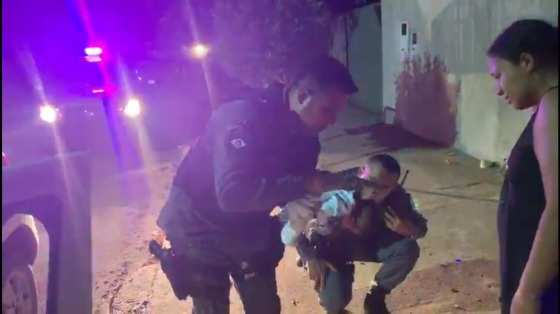 Vídeo mostra policial ajudando bebê.