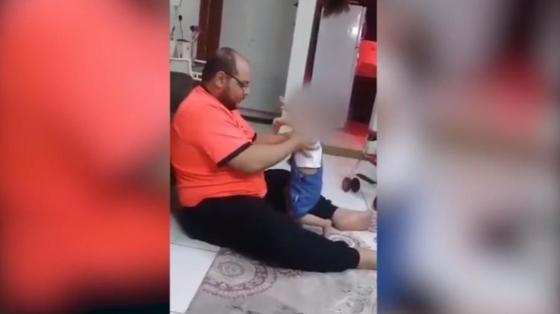 Ele foi filmado dando tapas no rosto e nas costas da criança 